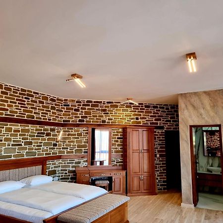Семеен Хотел Чардаците Lovech Exterior foto