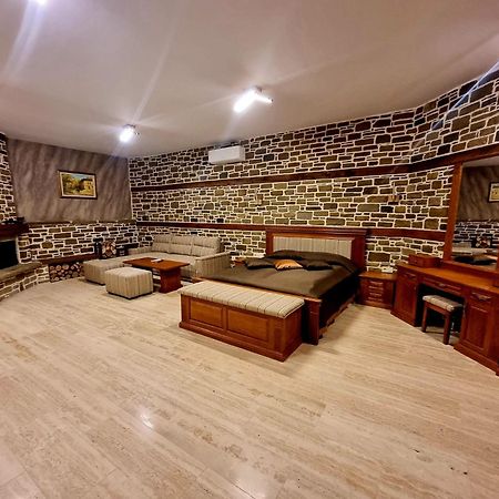 Семеен Хотел Чардаците Lovech Exterior foto