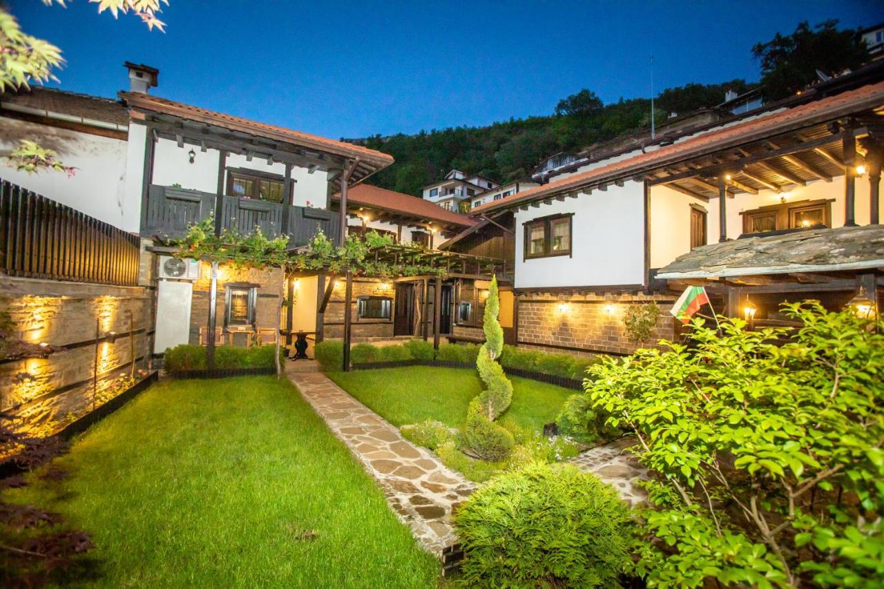 Семеен Хотел Чардаците Lovech Exterior foto