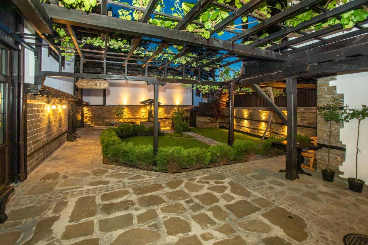 Семеен Хотел Чардаците Lovech Exterior foto