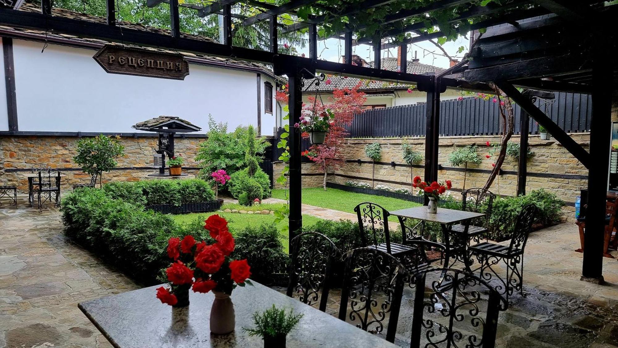 Семеен Хотел Чардаците Lovech Exterior foto