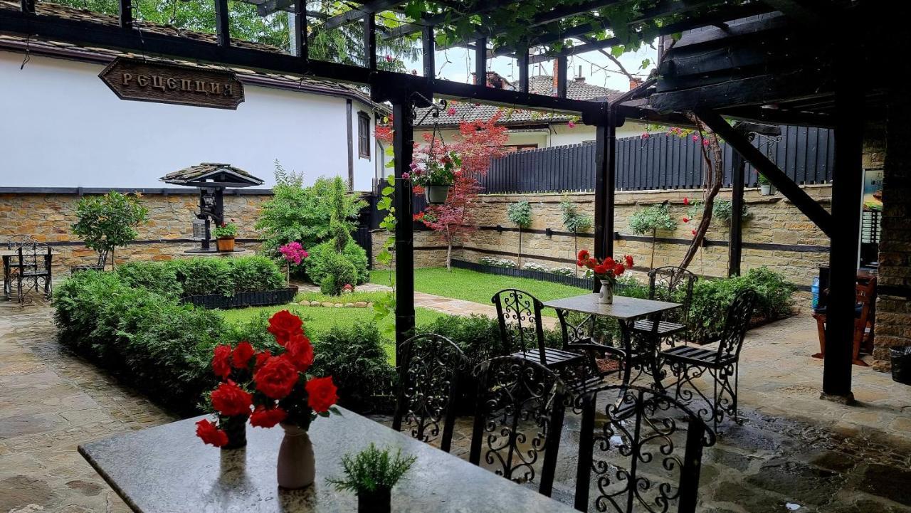 Семеен Хотел Чардаците Lovech Exterior foto