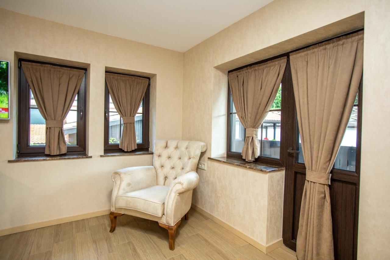 Семеен Хотел Чардаците Lovech Exterior foto