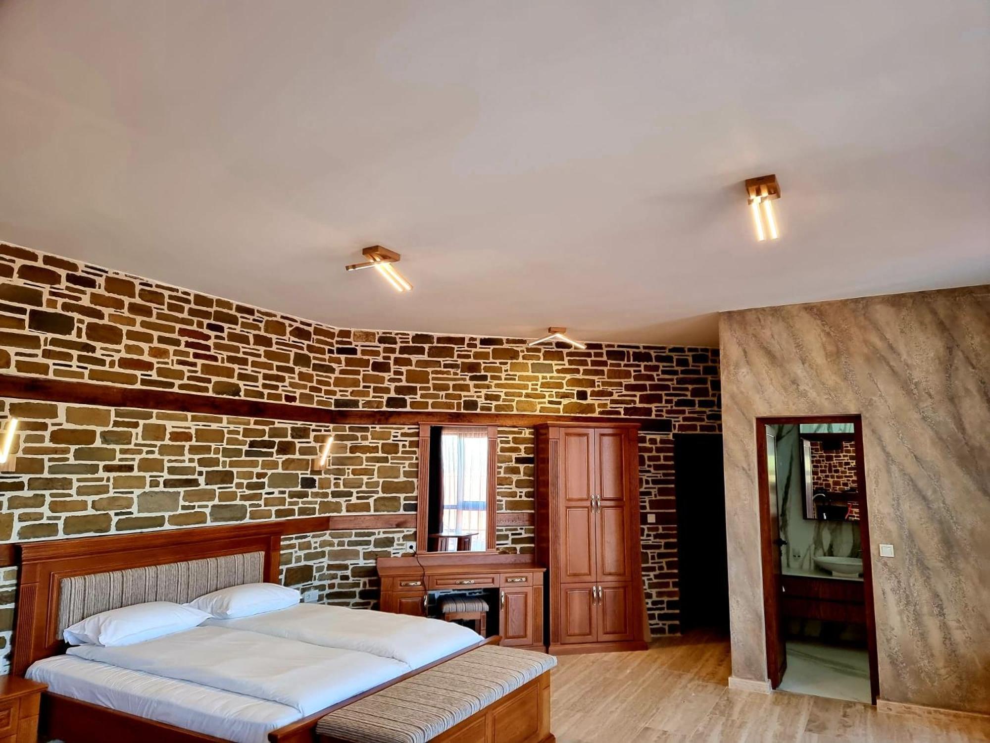 Семеен Хотел Чардаците Lovech Exterior foto