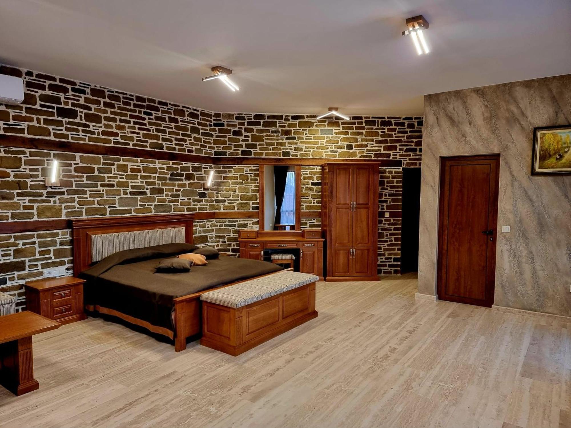 Семеен Хотел Чардаците Lovech Exterior foto