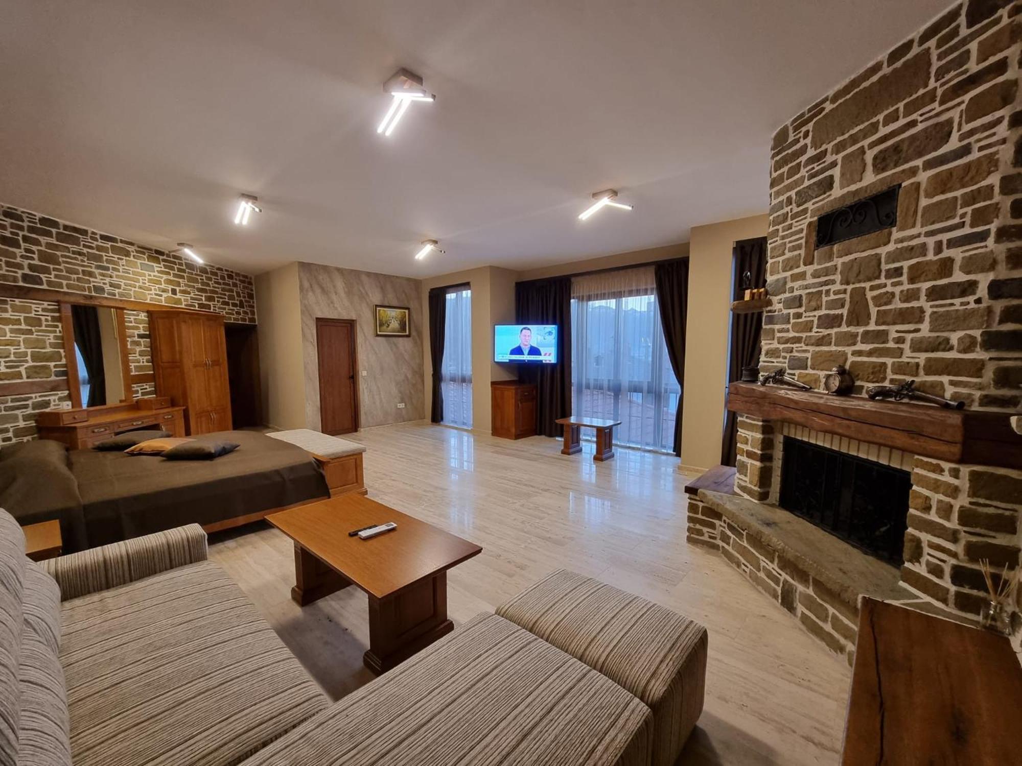 Семеен Хотел Чардаците Lovech Exterior foto