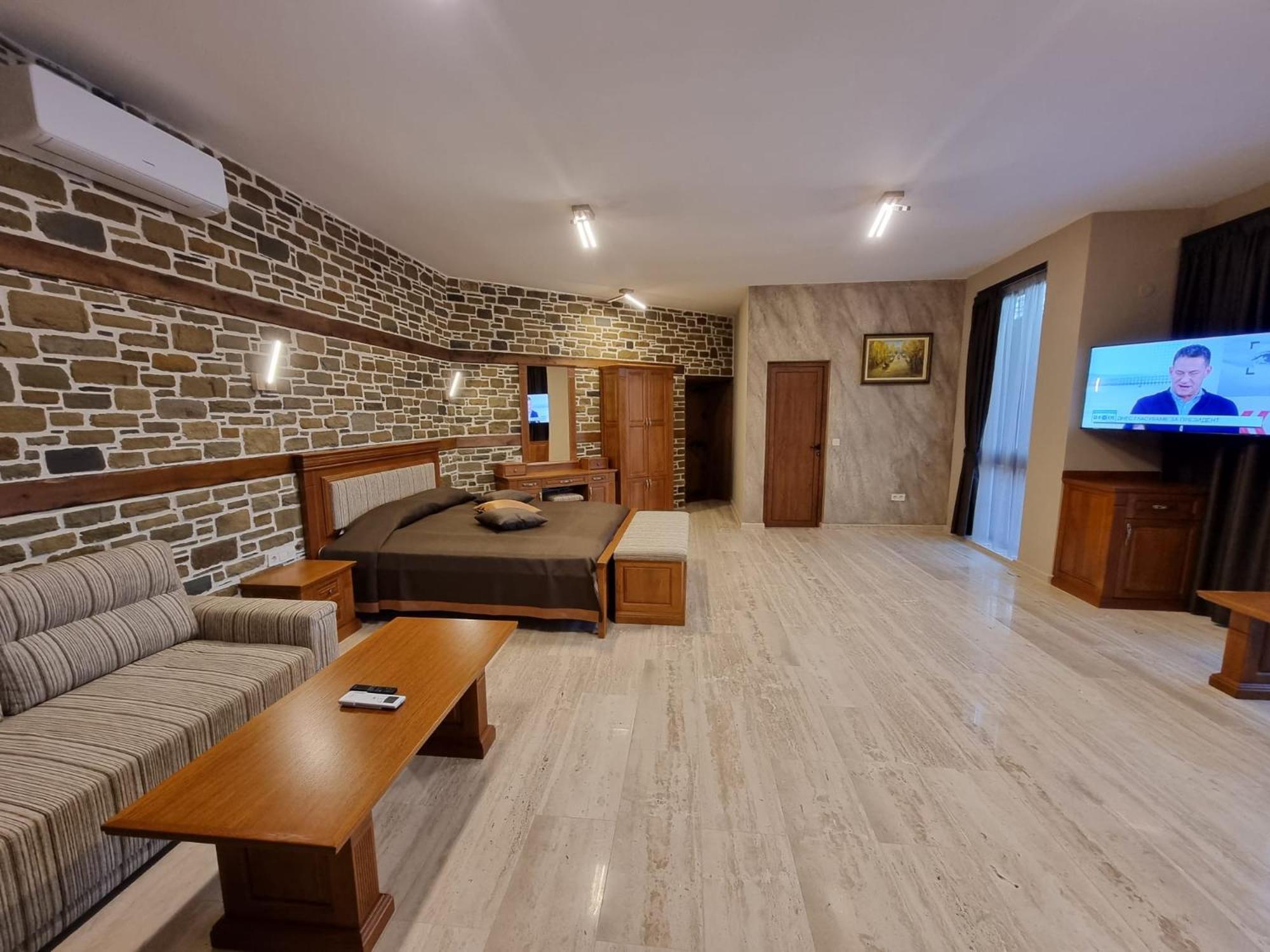 Семеен Хотел Чардаците Lovech Exterior foto